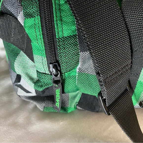 Dakine Medium Duffle Bag Green Plaid Side Pockets Versatile Backpack Travel - Picture 8 of 14